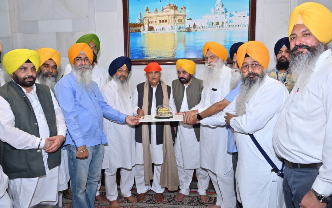 ਪੰਜਾਬ ਦੇ ਰਾਜਪਾਲ ਸ੍ਰੀ ਗੁਲਾਬ ਚੰਦ ਕਟਾਰੀਆ ਸੱਚਖੰਡ ਸ੍ਰੀ ਹਰਿਮੰਦਰ ਸਾਹਿਬ ਵਿਖੇ ਹੋਏ ਨਤਮਸਤਕ ਸ਼੍ਰੋਮਣੀ ਕਮੇਟੀ ਦੇ ਅਹੁਦੇਦਾਰਾਂ ਤੇ ਅਧਿਕਾਰੀਆਂ ਨੇ ਸੂਚਨਾ ਕੇਂਦਰ ਵਿਖੇ ਕੀਤਾ ਸਨਮਾਨਿਤ