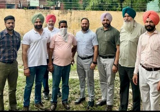 नायब तहसीलदार के रीडर-कम-रजिस्ट्री क्लर्क को विजीलैंस ब्यूरो ने 20,000 रुपये रिश्वत लेते रंगे हाथ गिरफ्तार किया