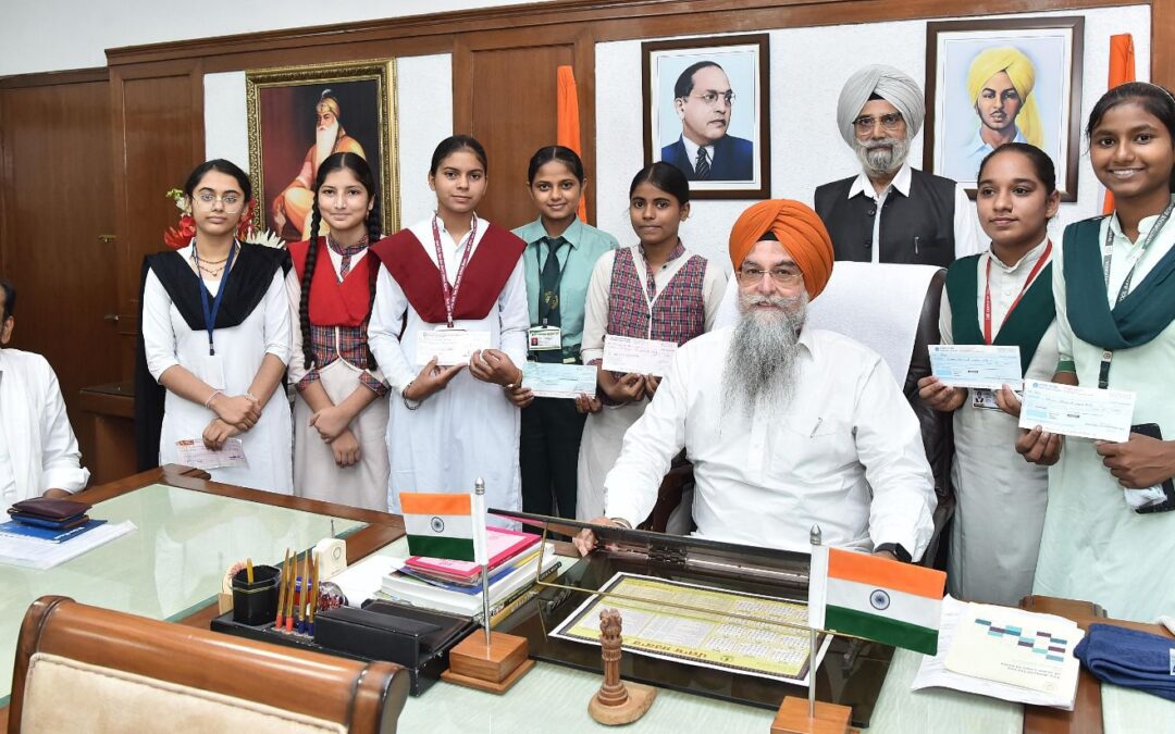 संधवां ने जापान दौरे से लौटे सात विद्यार्थियों को नकद पुरस्कार देकर किया सम्मानित