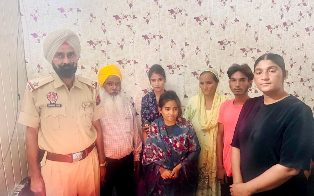 SHO ਥਾਣਾ ਸਿਟੀ ਕੁਰਾਲੀ ਦੀ ਟੀਮ ਵੱਲੋ ਲੜਕੀ ਨੂੰ ਮੋਰਿੰਡਾ ਵਿਖੇ ਲੜਕੀ ਦੇ ਵਾਰਸਾਂ ਹਵਾਲੇ ਕੀਤਾ ਗਿਆ