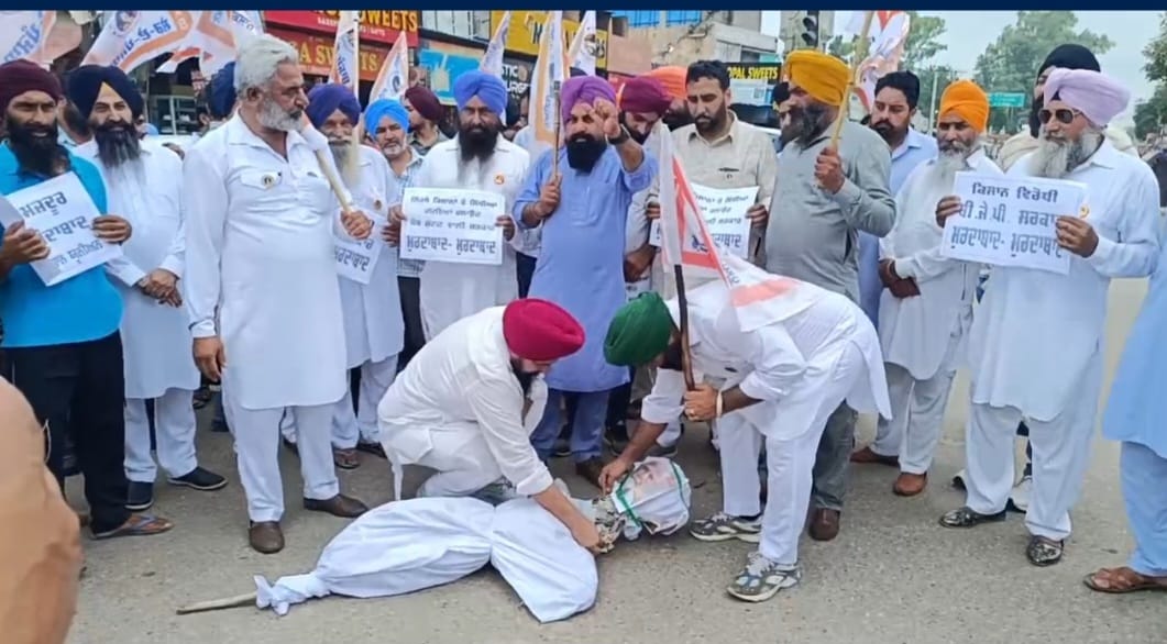 ਕਿਸ਼ਾਨ ਜਥੇਬੰਦੀ ਸ਼ੇਰ ਏ ਪੰਜਾਬ ਵੱਲੋਂ ਸੰਯੁਕਤ ਮੋਰਚਾ ਗੈਰ ਰਾਜਨੀਤਕ ਦੀ ਕਾਲ ਤੇ ਪ੍ਰਧਾਨ ਮੰਤਰੀ ਦੇ ਪੁਤਲੇ ਫੂਕੇ