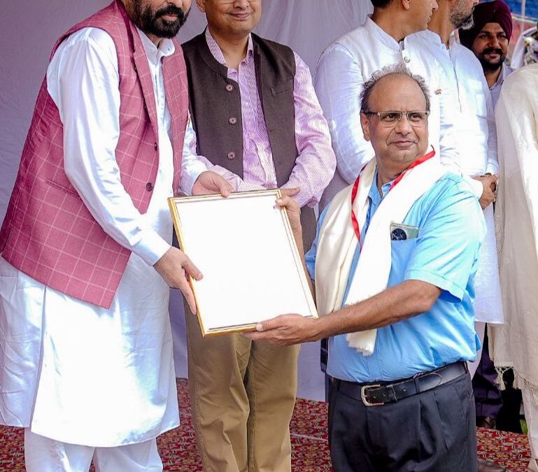 CM HONOURS 15 EMINENT PERSONALITIES WITH STATE AWARD
