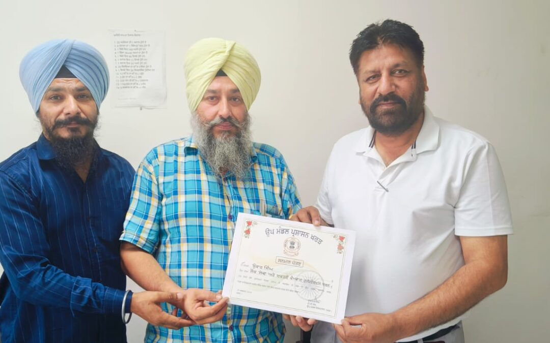 ਦੇਸ਼ ਦੇ 78ਵੇਂ ਅਜ਼ਾਦੀ ਦਿਵਸ ਮੌਕੇ ਸ ਓਂਕਾਰ ਸਿੰਘ ਦਾ ਐਸ ਡੀ ਖਰੜ ਗੁਰਮੰਦਰ ਸਿੰਘ ਵੱਲੋਂ ਸਨਮਾਨ