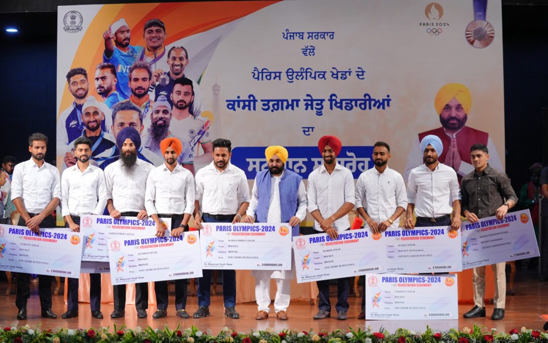 Cm-Felicitates-Members-of-Indian-Hockey-Squad-From-Punjab-with-Cash-Prize