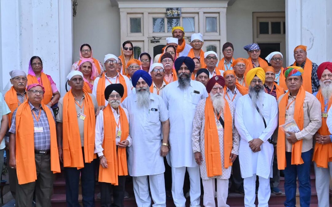 ਜੋਧਪੁਰ ਤੋਂ ਵੱਖ-ਵੱਖ ਧਰਮਾਂ ਦੇ ਸ਼ਰਧਾਲੂ ਸੱਚਖੰਡ ਸ੍ਰੀ ਹਰਿਮੰਦਰ ਸਾਹਿਬ ਹੋਏ ਨਤਮਸਤਕ ਸ਼੍ਰੋਮਣੀ ਕਮੇਟੀ ਦਫ਼ਤਰ ਵਿਖੇ ਅਹੁਦੇਦਾਰਾਂ ਤੇ ਅਧਿਕਾਰੀਆਂ ਨੇ ਕੀਤਾ ਸਨਮਾਨਿਤ