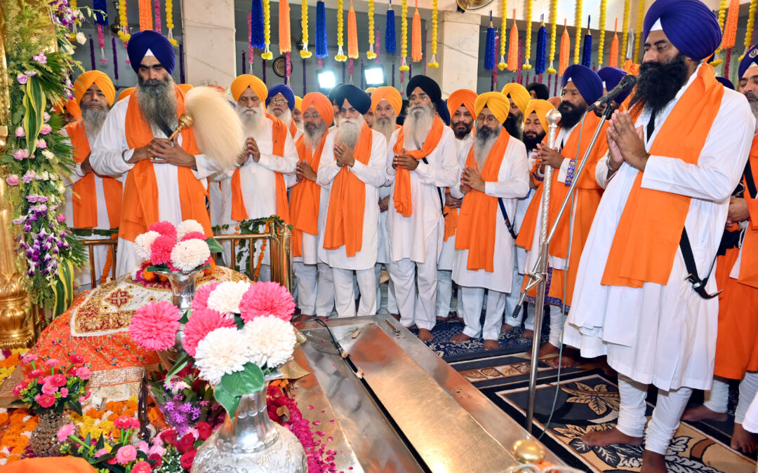 ਪਹਿਲੇ ਪ੍ਰਕਾਸ਼ ਦਿਹਾੜੇ ਮੌਕੇ ਸੱਚਖੰਡ ਸ੍ਰੀ ਹਰਿਮੰਦਰ ਸਾਹਿਬ ਵਿਖੇ ਵੱਡੀ ਗਿਣਤੀ ਸੰਗਤਾਂ ਹੋਈਆਂ ਨਤਮਸਤਕ