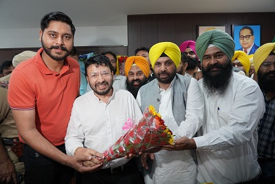 डॉ. रवजोत सिंह ने कैबिनेट मंत्रियों की मौजूदगी में स्थानीय निकाय और संसदीय कार्य मामलों के मंत्री के रूप में पदभार संभाला