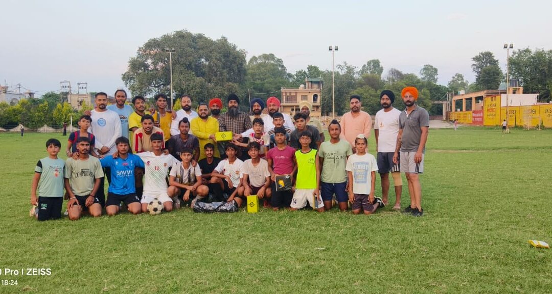 ਦਲਵਿੰਦਰ ਸਿੰਘ ਬੈਨੀਪਾਲ ਵੱਲੋਂ ਅੱਜ ਇਤਿਹਾਸਕ ਕਸਬਾ ਖਿਜਰਾਬਾਦ ਵਿਖੇ ਨੌਜਵਾਨਾਂ ਨੂੰ ਵਾਲੀਵਾਲ ਤੇ ਫੁਟਬਾਲ ਦੀਆਂ ਕਿੱਟਾਂ ਵੰਡੀਆਂ
