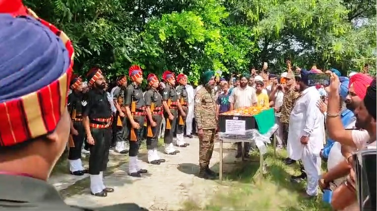 ਹੌਲਦਾਰ ਪ੍ਰਗਟ ਸਿੰਘ ਦਾ ਭਜੌਲੀ ਵਿਖੇ ਫੌਜੀ ਸਨਮਾਨਾਂ ਨਾਲ ਅੰਤਿਮ ਸਸਕਾਰ ਫੌਜ ਦੀ ਟੁਕੜੀ ਨੇ ਸਲਾਮੀ ਦਿੱਤੀ