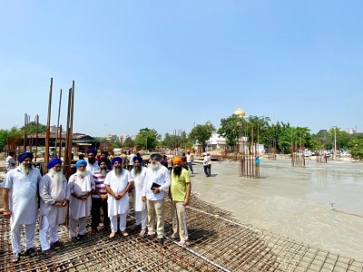 ਗੁ: ਸਿੰਘ ਸ਼ਹੀਦਾਂ ਵਿਖੇ ਬਨਣ ਵਾਲੀ ਬਹੁਮੰਜਿਲੀ ਕਾਰ ਪਾਰਕਿੰਗ ਦੀ ਬਸਮੇਂਟ ਦਾ ਲੈਂਟਰ ਪਾਇਆ ਗਿਆ।