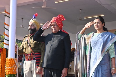 पंजाब के खनन एवं भूविज्ञान मंत्री बरिंदर गोयल ने एस ए एस नगर में राष्ट्रीय ध्वज फहराया