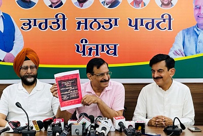 स्कूल के शौचालयों की मरम्मत के उद्घाटनों तक सिमट कर रह गई आप की शिक्षा क्रांति