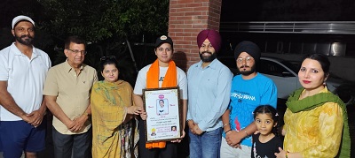 ਰਾਮਗੜ੍ਹੀਆ ਅਕਾਲ ਜਥੇਬੰਦੀ ਵਲੋਂ ਕੁਰਾਲੀ ਦੀ ਧੀ ਨਵਪ੍ਰੀਤ ਕੌਰ ਨੂੰ ਨੈਸ਼ਨਲ ਖੇਡਾਂ ਦੌਰਾਨ ਵੇਟ ਲਿਫਟਿੰਗ ਚ ਕਾਂਸੀ ਦਾ ਤਮਗਾ ਜਿੱਤਣ ਤੇ ਕੀਤਾ ਸਨਮਾਨਿਤ