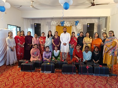 ਸ਼ਹੀਦ ਭਗਤ ਸਿੰਘ ਖਾਲਸਾ ਕਾਲਜ  ਫਾਰ ਵੁਮੈਨ ਵਿਖੇ ਸਿਲਾਈ ਕਢਾਈ ਦਾ ਕੋਰਸ ਪਾਸ ਕਰਨ ਵਾਲੀਆਂ ਲੜਕੀਆਂ ਨੂੰ ਗੁਰਪ੍ਰਤਾਪ ਸਿੰਘ ਪਡਿਆਲਾ ਵੱਲੋਂ ਦਿੱਤੀਆਂ ਸਲਾਈ ਮਸ਼ੀਨਾਂ