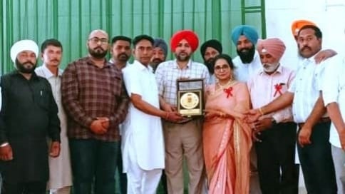 ਸ਼ਾਨਦਾਰ ਸੇਵਾਵਾਂ ਬਦਲੇ ਪੰਚਾਇਤ ਤੇ ਸਮਾਜ ਸੇਵੀ ਸੰਸਥਾਵਾਂ ਵਲੋਂ ਪ੍ਰਿੰਸੀਪਲ ਇਕਬਾਲ ਕੌਰ ਦਾ ਸਨਮਾਨ