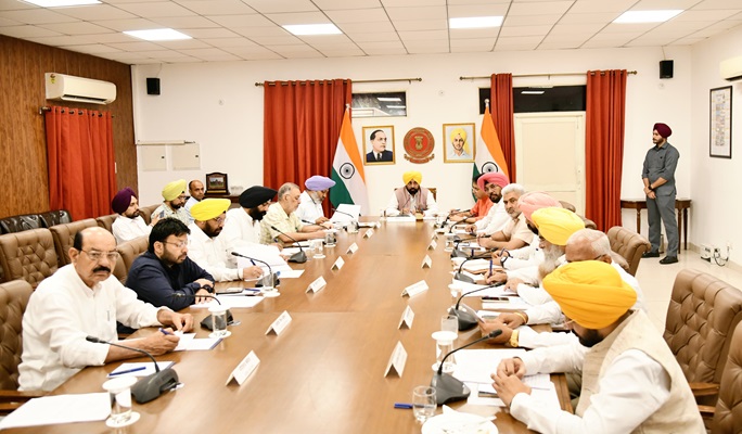 मुख्यमंत्री की अगुवाई में कैबिनेट द्वारा मिसाली श्रम सुधार को मंज़ूरी: 95 फीसदी छोटे व्यापारियों को शर्तों की जटिलता से मिलेगी मुक्ति