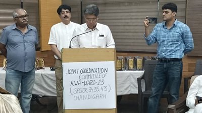सेक्टर 43 में बैठक के दौरान सांसद मनीष तिवारी ने सुनीं लोगों की समस्याएं