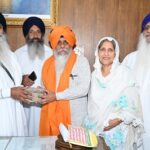 ਉੱਤਰ ਪ੍ਰਦੇਸ਼ ਦੀਆਂ ਸੰਗਤਾਂ ਵੱਲੋਂ ਸਿੱਖ ਮਿਸ਼ਨ ਹਾਪੁੜ ਦੇ ਇੰਚਾਰਜ ਨੇ 2 ਲੱਖ 50 ਹਜ਼ਾਰ ਰੁਪਏ ਸ਼੍ਰੋਮਣੀ ਕਮੇਟੀ ਪ੍ਰਧਾਨ ਨੂੰ ਸੌਂਪੇ