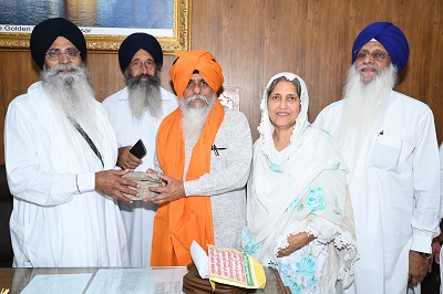 ਉੱਤਰ ਪ੍ਰਦੇਸ਼ ਦੀਆਂ ਸੰਗਤਾਂ ਵੱਲੋਂ ਸਿੱਖ ਮਿਸ਼ਨ ਹਾਪੁੜ ਦੇ ਇੰਚਾਰਜ ਨੇ 2 ਲੱਖ 50 ਹਜ਼ਾਰ ਰੁਪਏ ਸ਼੍ਰੋਮਣੀ ਕਮੇਟੀ ਪ੍ਰਧਾਨ ਨੂੰ ਸੌਂਪੇ