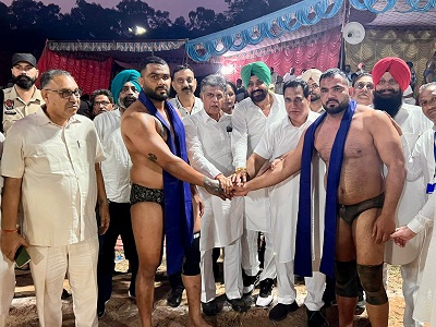 मनीमाजरा में आयोजित कुश्ती दंगल में सांसद मनीष तिवारी ने की शिरकत; खिलाड़ियों के प्रदर्शन को सराहा