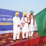 ਮੁੱਖ ਮੰਤਰੀ ਨੇ ਕਿਸਾਨਾਂ ਲਈ ਕਣਕ ਦੇ ਮੁਫ਼ਤ ਬੀਜ ਦੇ 7 ਟਰੱਕਾਂ ਨੂੰ ਹਰੀ ਝੰਡੀ ਦਿਖਾ ਕੇ ਕੀਤਾ ਰਵਾਨਾ
