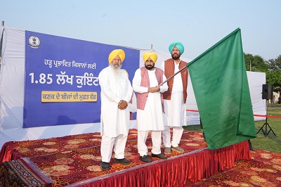 ਮੁੱਖ ਮੰਤਰੀ ਨੇ ਕਿਸਾਨਾਂ ਲਈ ਕਣਕ ਦੇ ਮੁਫ਼ਤ ਬੀਜ ਦੇ 7 ਟਰੱਕਾਂ ਨੂੰ ਹਰੀ ਝੰਡੀ ਦਿਖਾ ਕੇ ਕੀਤਾ ਰਵਾਨਾ