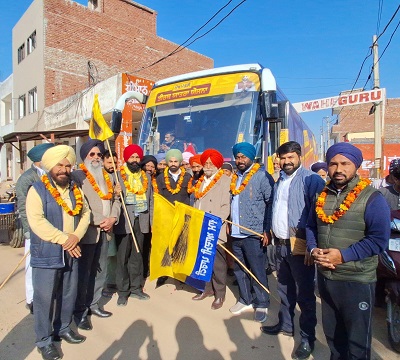 ਪਿੰਡ ਝਾਂਮਪੁਰ ਤੋਂ ਤਹਿਸੀਲਦਾਰ ਮਨਪ੍ਰੀਤ ਸਿੰਘ ਅਤੇ ਫੂਲਰਾਜ ਸਿੰਘ ਹੋਰਾਂ ਬੱਸ ਨੂੰ ਕੀਤਾ ਰਵਾਨਾ